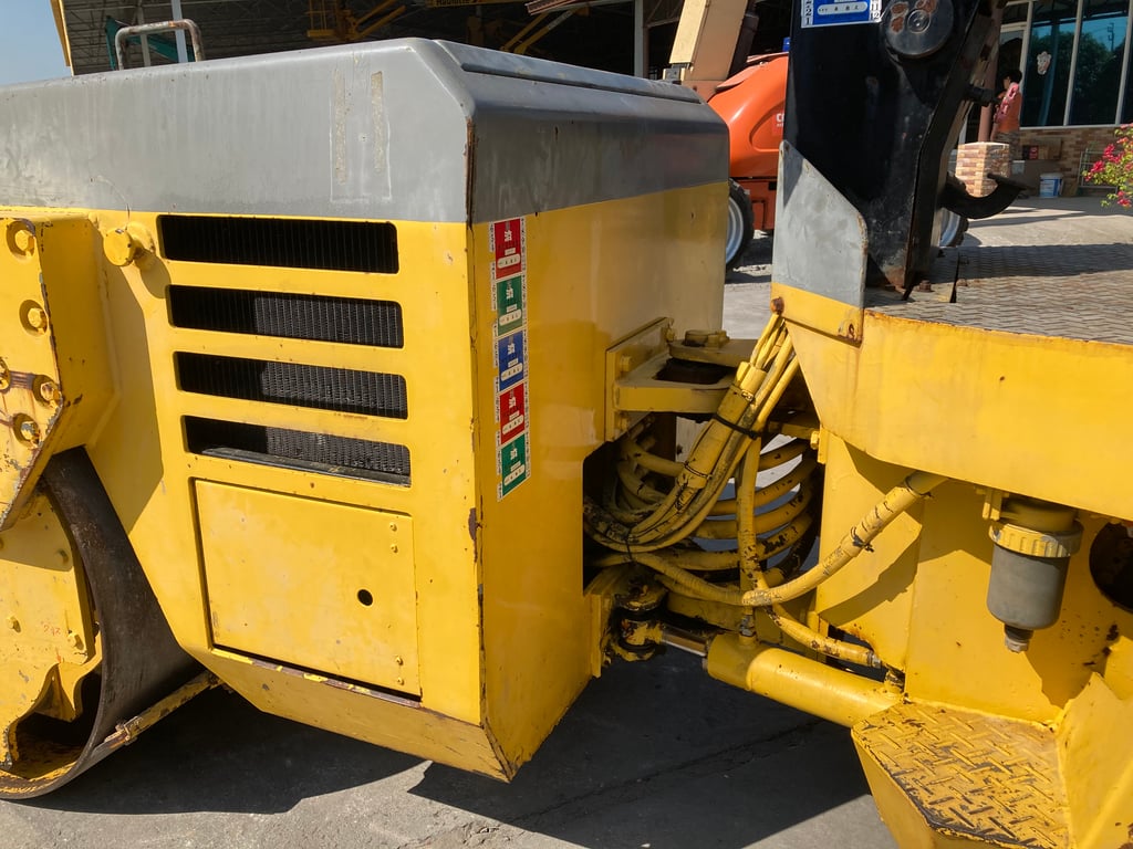 รถบดล้อหน้าเหล็กล้อหลังยาง KOMATSU  JV40CW-2  ขนาด 4 ตัน  รถเก่านอกนำเข้า  ติดต่อ Line  jiraroj2909