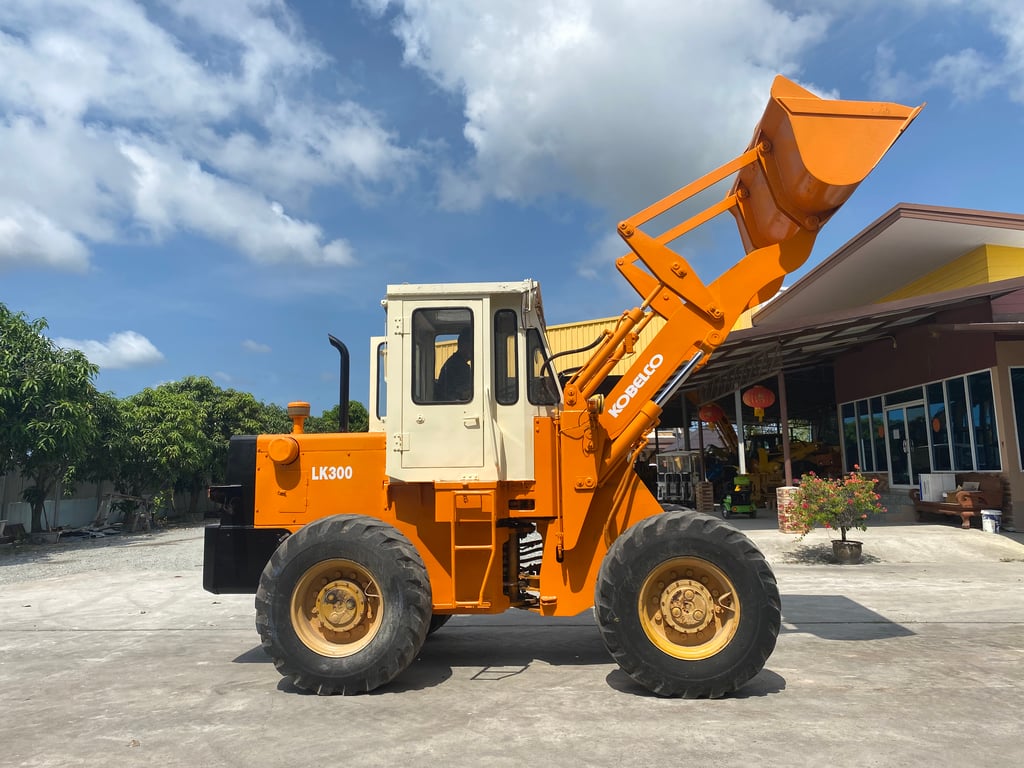 รถตักล้อยาง KOBELCO  LK300 บุ้งกี๋ 1.5 คิว  รถเก่านอกนำเข้า   ติดต่อ Line jiraroj2909