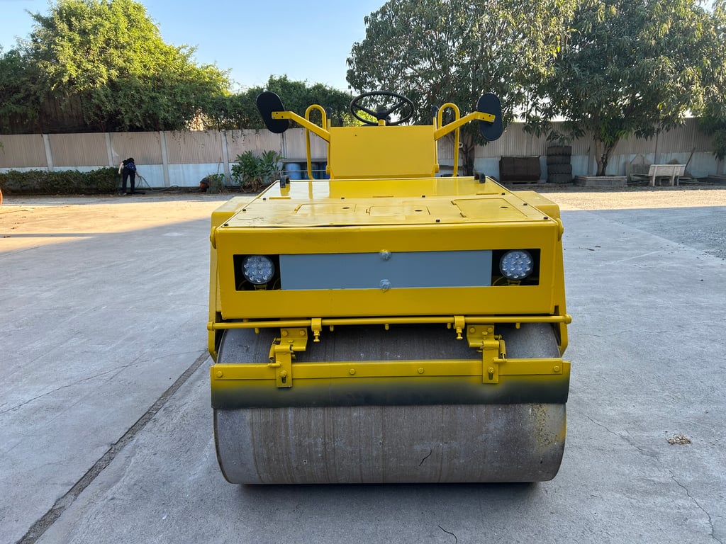 รถบดสั่นสะเทือนล้อเหล็ก SAKAI SW350 หนัก 2.5 ตัน รถเก่านอก ติดต่อ Line jiraroj2909 รถบดสั่นสะเทือนล้อเหล็ก SAKAI SW350 หนัก 2.5 ตัน รถเก่านอก ติดต่อ Line jiraroj2909