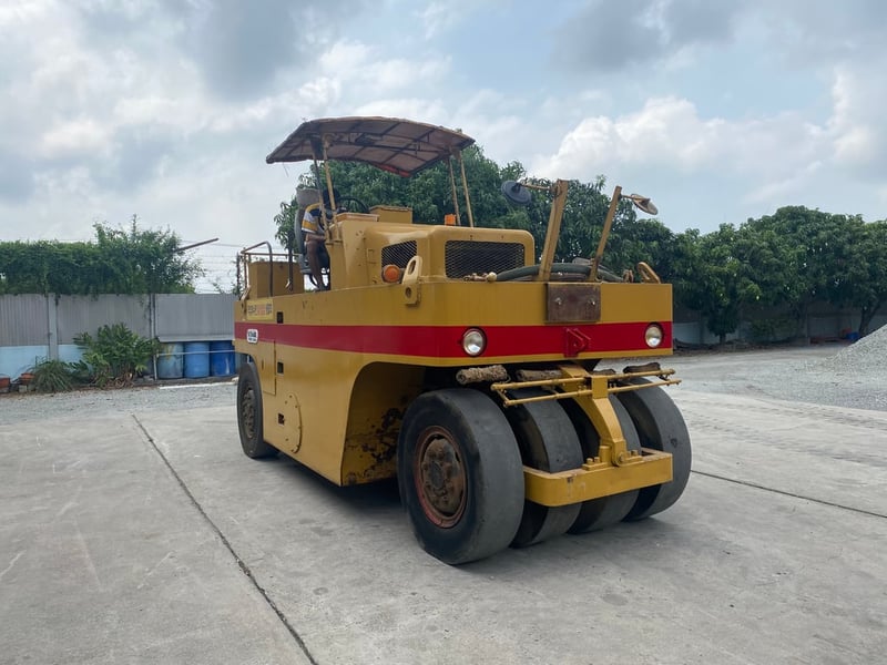 ขายรถบดล้อยาง 9 ล้อ  WATANABE  WP902 รถเก่านอกนำเข้า ติดต่อ  Line: jiraroj2909