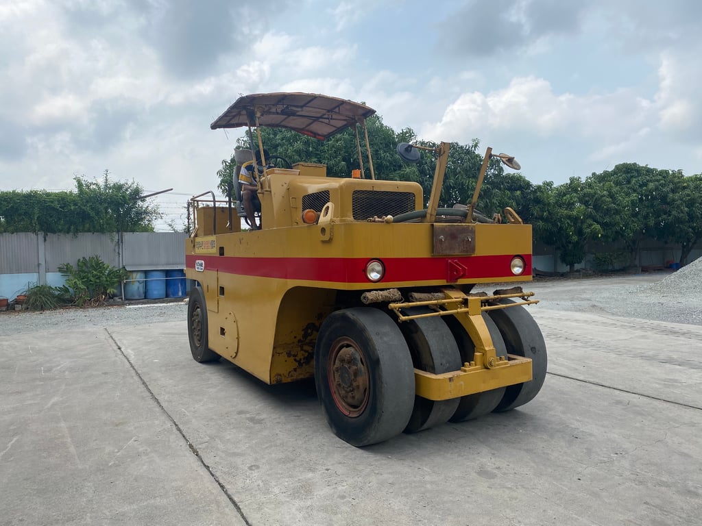 ขายรถบดล้อยาง 9 ล้อ  WATANABE  WP902 รถเก่านอกนำเข้า ติดต่อ  Line: jiraroj2909