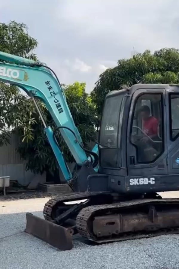 รถแบคโฮ KOBELCO SK60-C ขนาด 6 ตัน รถเก่านอกนำเข้า  ติดต่อ Line: jiraroj2909