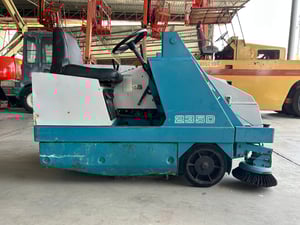 รถกวาดถนนดูดฝุ่น TENNANT 235D เก่านอก ติดต่อ Line  jiraroj2909