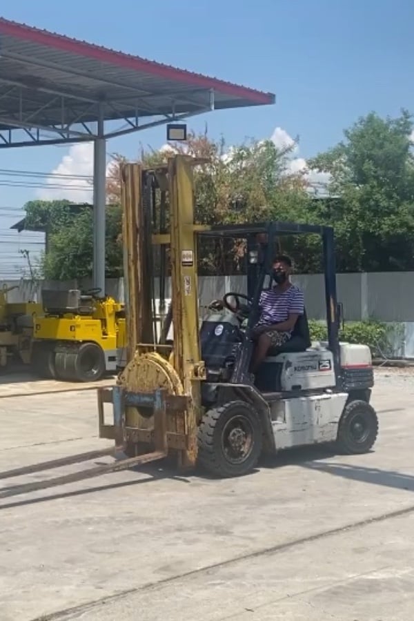 รถฟอร์คลิฟท์ KOMATSU  FD25-11 ยก 2.5 ตัน ยกสูง 4 เมตร งาหมุน    ติดต่อ Line jiraroj2909