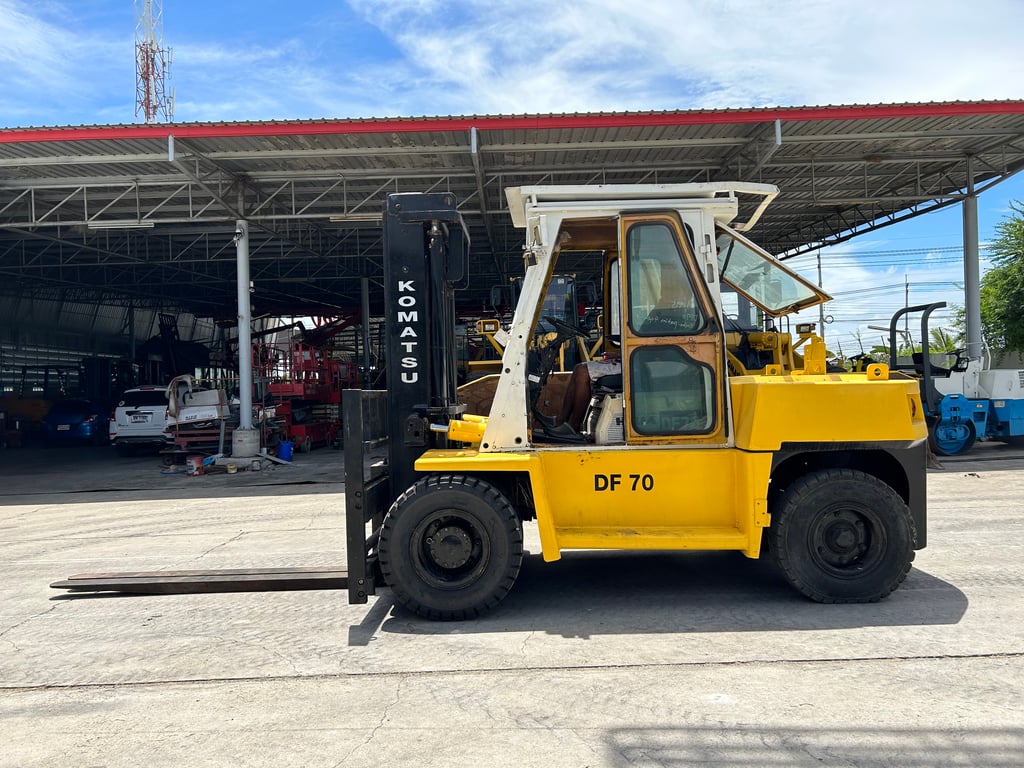 รถฟอร์คลิฟท์ KOMATSU DF70 ขนาด7ตัน ยกสูง3เมตร งาสไลด์ ติดต่อ Line jiraroj2909