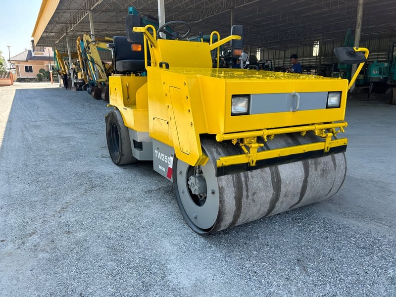 รถบด ล้อหน้าเหล็กล้อหลังยาง SAKAI  TW350 ขนาด 2.5 ตัน รถเก่านอกนำเข้า  ติดต่อ   Line  jiraroj2909