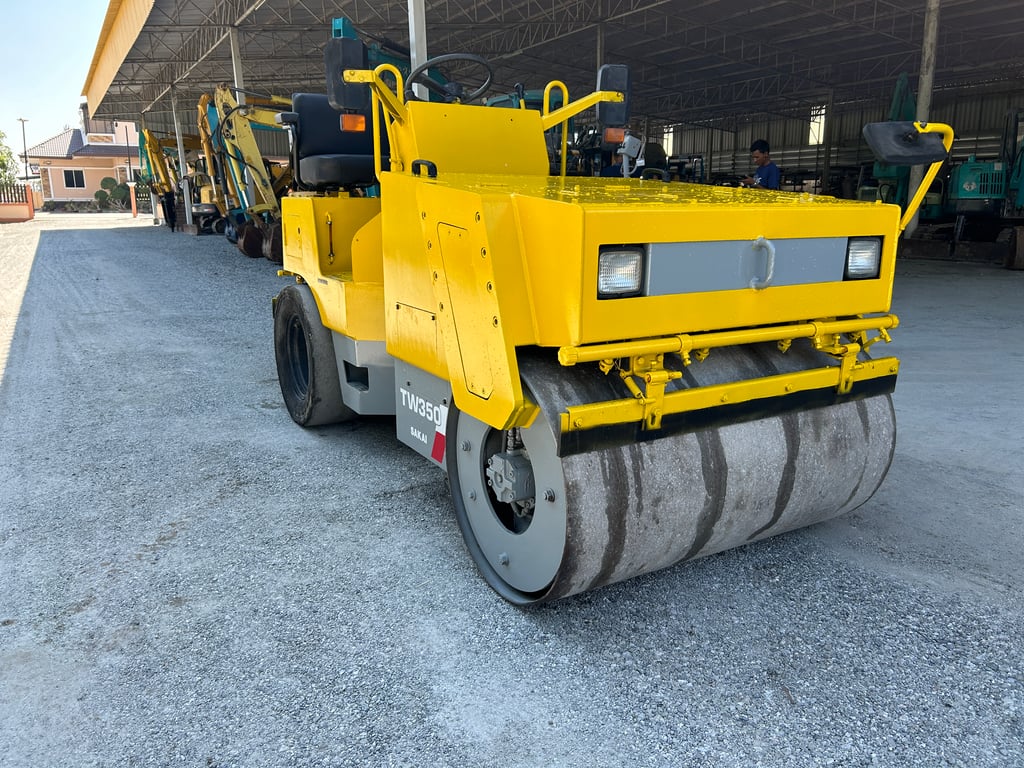 รถบด ล้อหน้าเหล็กล้อหลังยาง SAKAI TW350 ขนาด 2.5 ตัน รถเก่านอกนำเข้า ติดต่อ Line jiraroj2909 รถบด ล้อหน้าเหล็กล้อหลังยาง SAKAI TW350 ขนาด 2.5 ตัน รถเก่านอกนำเข้า ติดต่อ Line jiraroj2909