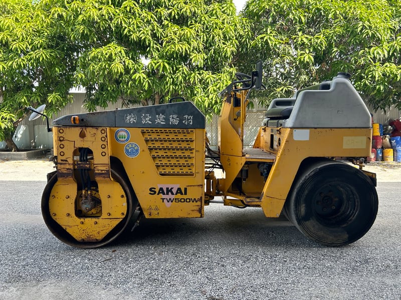 รถบดล้อหน้าเหล็กล้อหลังยาง SAKAI TW500W-1 หนัก 4 ตัน ติดต่อ Line jiraroj2909