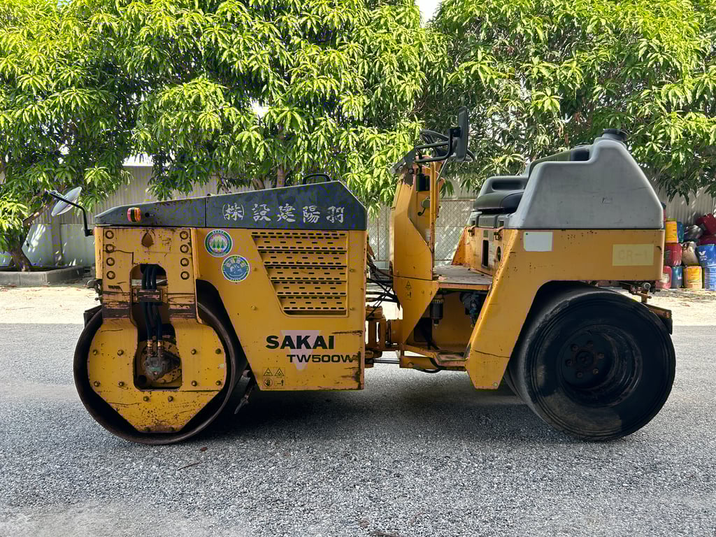 รถบดล้อหน้าเหล็กล้อหลังยาง SAKAI TW500W-1 หนัก 4 ตัน ติดต่อ Line jiraroj2909