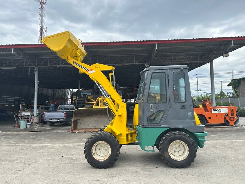 รถตักล้อยาง YANMAR V3-2 บุ้งกี๋ 0.4 คิว  รถเก่านอกนำเข้า ติดต่อ Line jiraroj2909