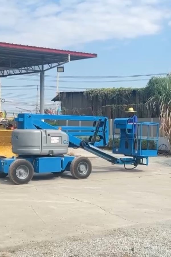 ขายรถกระเช้าไฟฟ้าบูมลิฟท์ GENIE  Z45-25 ความสูง 13.8 เมตร รถเก่านอก ติดต่อ Line jiraroj2909