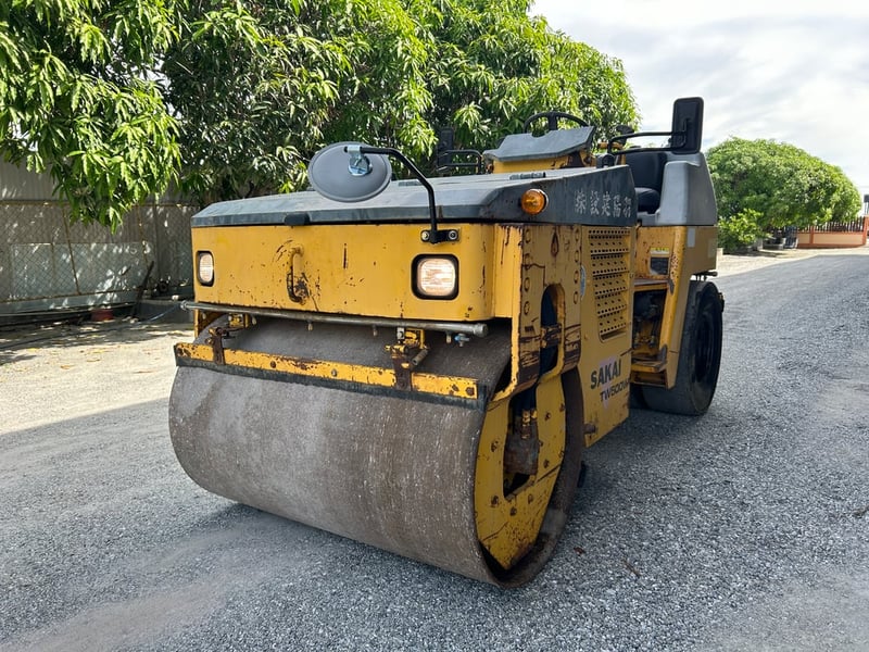 รถบดล้อหน้าเหล็กล้อหลังยาง SAKAI TW500W-1 หนัก 4 ตัน ติดต่อ Line jiraroj2909
