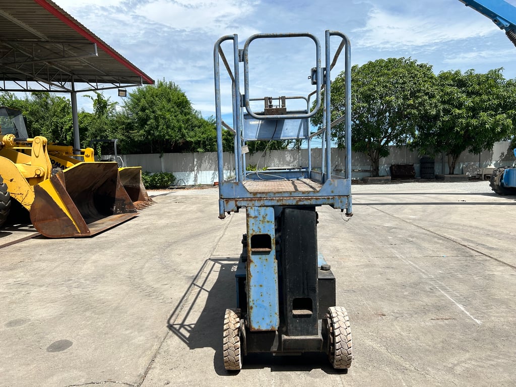 รถกระเช้ากรรไกร เสาเดี่ยวไฟฟ้า S-MAC  KKH60-2  ความสูง 5.95 เมตร  เก่านอกนำเข้า  ติดต่อ Line jiraroj2909