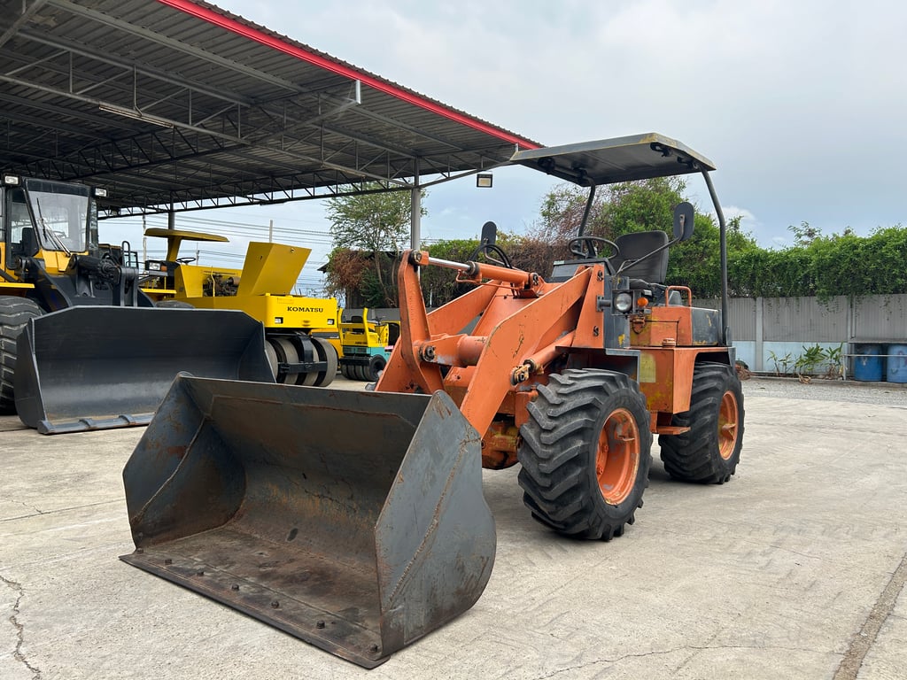 รถตักล้อยาง MITSUBISHI WS300A บุ้งกี๋ 0.5 คิว  รถเก่านอกนำเข้า ติดต่อ Line jiraroj2909