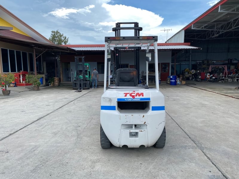 รถฟอร์คลิฟท์ TCM ขนาด 3ตัน รุ่น FD30T3 ยกสูง 4เมตร รถเก่านอกนำเข้า ติดต่อ Line jiraroj2909