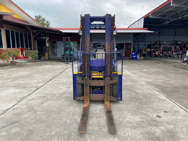 รถฟอร์คลิฟท์ KOMATSU  FD30T-14  ยก 3 ตัน เสาสูง 3 เมตร  ติดต่อ  Line  jiraroj2909