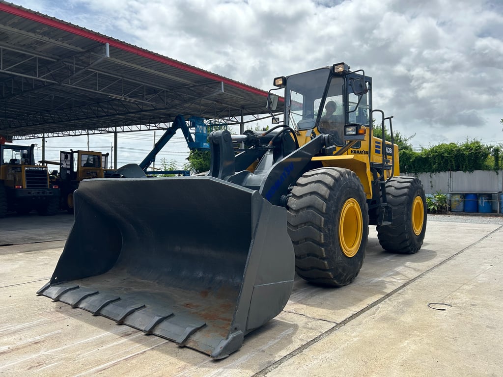 รถตักล้อยาง KOMATSU WA380-3 บุ้งกี๋ 3 คิว ยกสูง 3.9 ม. รถเก่านอกนำเข้า ติดต่อ Line jiraroj2909 รถตักล้อยาง KOMATSU WA380-3 บุ้งกี๋ 3 คิว ยกสูง 3.9 ม. รถเก่านอกนำเข้า ติดต่อ Line jiraroj2909