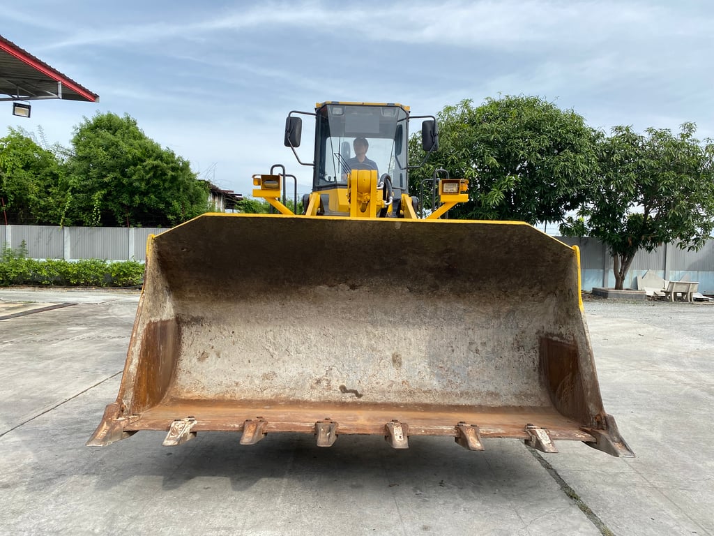 รถตักล้อยาง KOMATSU  WA380-3 บุ้งกี๋ 3 คิว ยกสูง 3.9 ม. รถเก่านอกนำเข้า ติดต่อ Line jiraroj2909