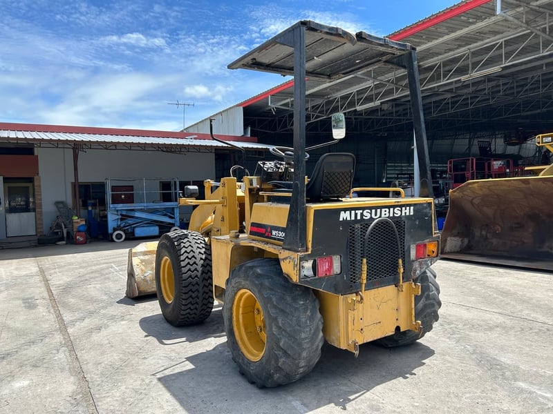 รถตักล้อยาง MITSUBISHI   WS300A บุ้งกี๋ 0.5 คิว ยกสูง 3 เมตร รถเก่านอกนำเข้า  ติดต่อ Line  jiraroj2909