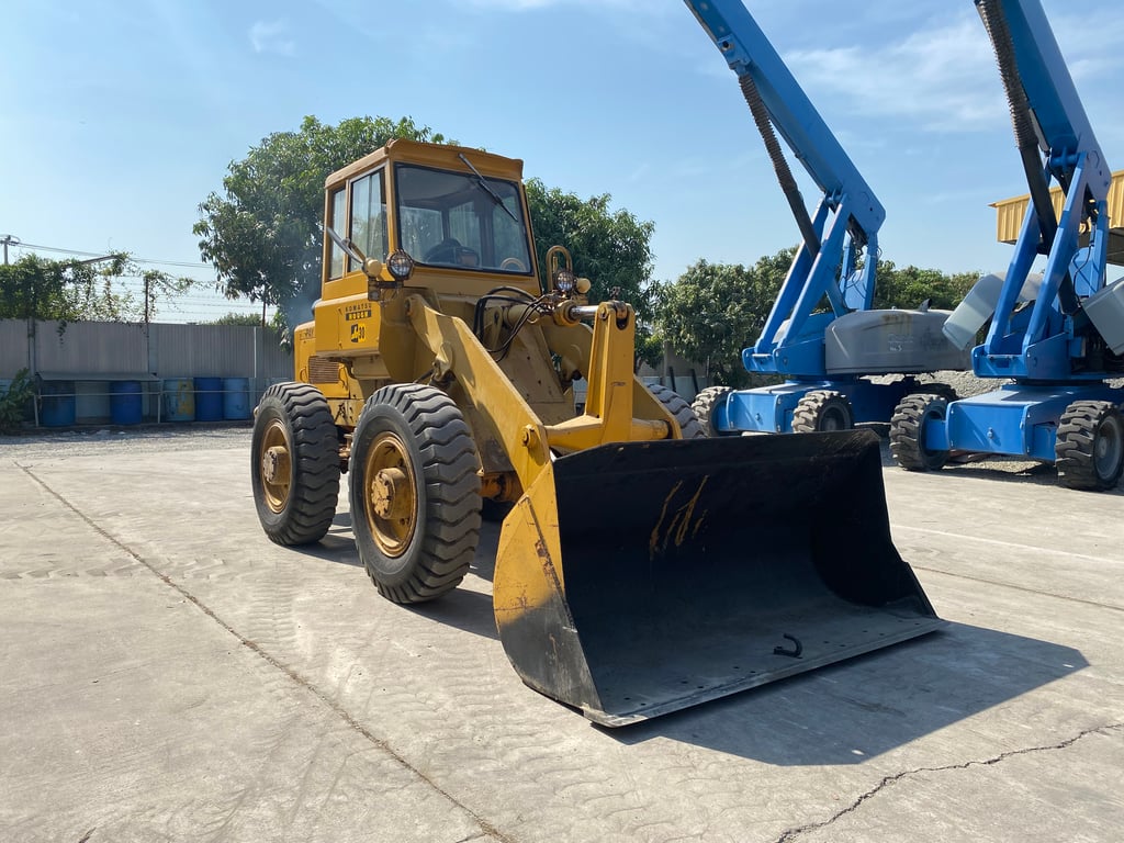 รถตักล้อยาง KOMATSU  JH30B บุ้งกี๋ 1คิว   รถเก่านอกนำเข้า ติดต่อ Line jiraroj2909