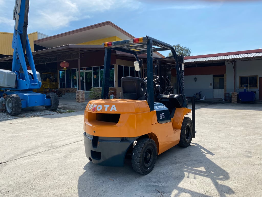 รถฟอร์คลิฟท์  TOYOTA  7FD25 ยก 2.5 ตัน เสาสูง 3 เมตร รถเก่านอก   ติดต่อ Line jiraroj2909