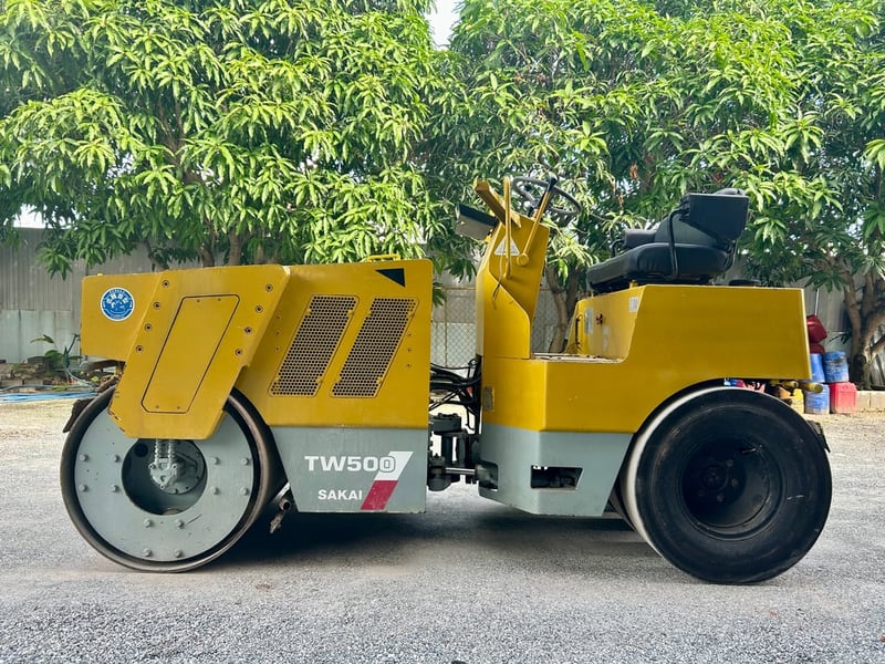 รถบดล้อหน้าเหล็กล้อหลังยาง 4 เส้น SAKAI TW500    ติดต่อ Line  jiraroj2909