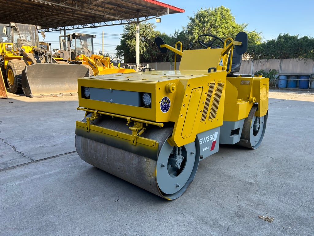 รถบดสั่นสะเทือนล้อเหล็ก SAKAI SW350 หนัก 2.5 ตัน รถเก่านอก ติดต่อ Line jiraroj2909 รถบดสั่นสะเทือนล้อเหล็ก SAKAI SW350 หนัก 2.5 ตัน รถเก่านอก ติดต่อ Line jiraroj2909