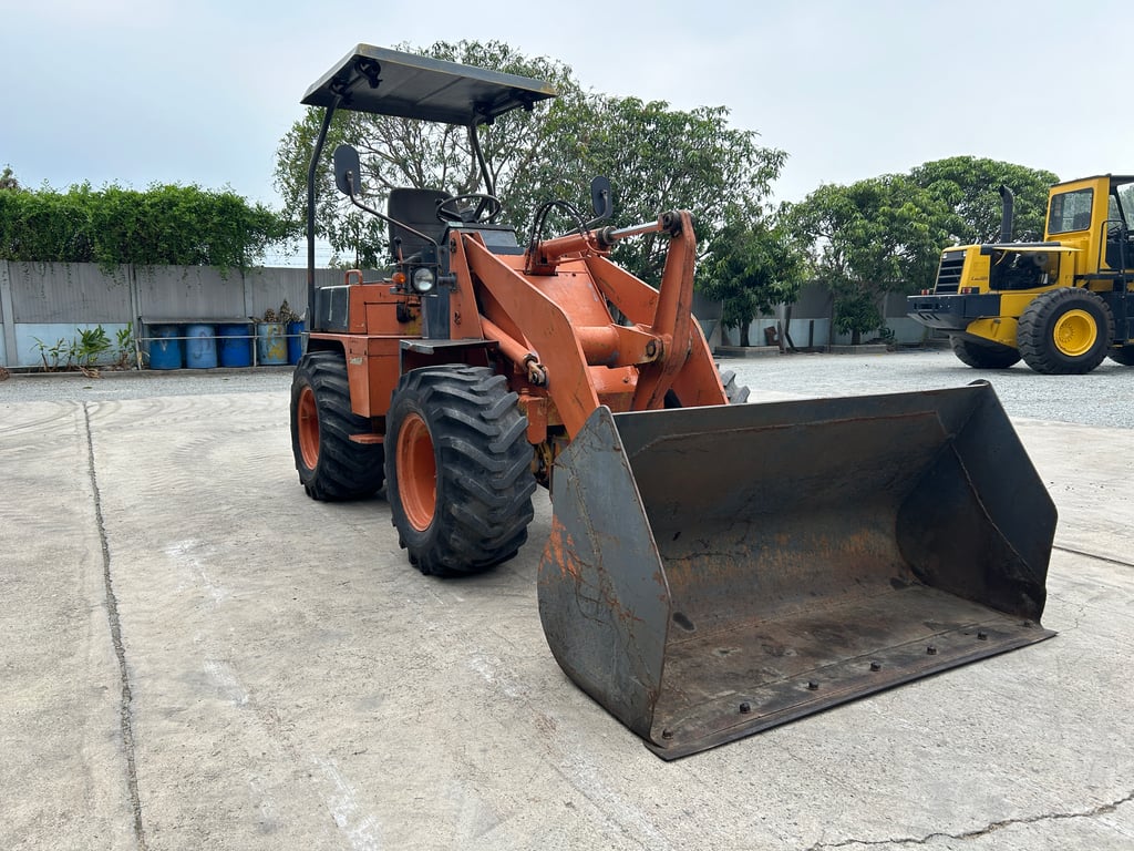 รถตักล้อยาง MITSUBISHI WS300A บุ้งกี๋ 0.5 คิว  รถเก่านอกนำเข้า ติดต่อ Line jiraroj2909