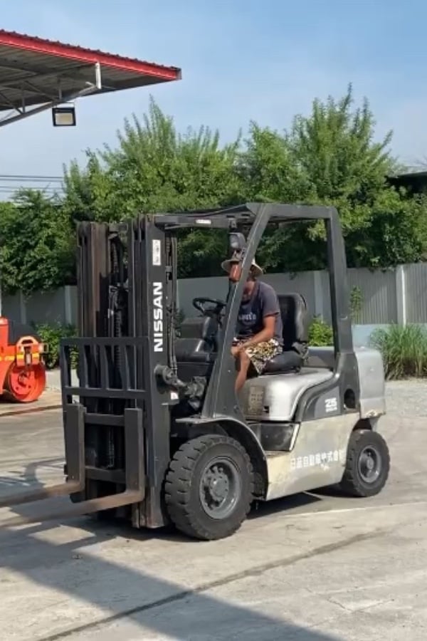 รถฟอร์คลิฟท์ NISSAN  YG1F2A250 ยก 2.5ตัน ยกสูง 4.3เมตร   ติดต่อ Line jiraroj2909