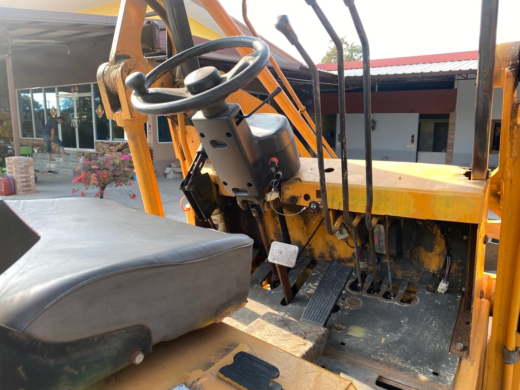 รถตักล้อยาง TCM  SD25  แขนยกสูง 4.4 เมตร รถเก่านอกนำเข้า ติดต่อ  Line jiraroj2909