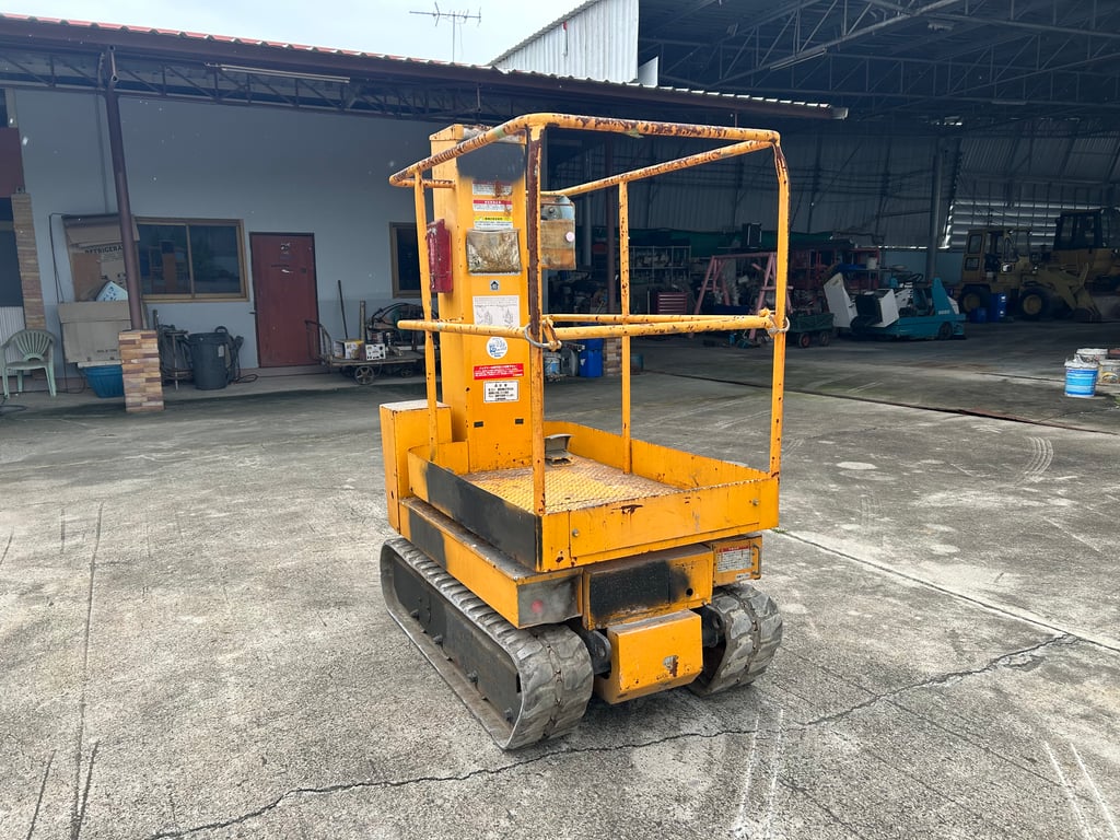 รถกระเช้าไฟฟ้าเสาเดี่ยว แทร็กยาง S-MAC ความสูง 3.8 เมตร รถเก่านอก ติดต่อ Line jiraroj2909