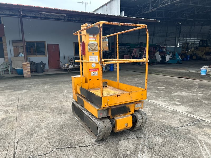 รถกระเช้าไฟฟ้าเสาเดี่ยว แทร็กยาง S-MAC ความสูง 3.8 เมตร รถเก่านอก ติดต่อ Line jiraroj2909