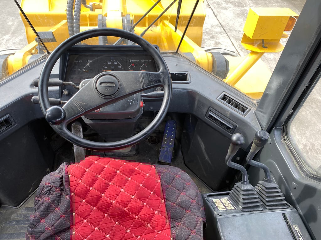 รถตักล้อยาง KOMATSU  WA380-3 บุ้งกี๋ 3 คิว ยกสูง 3.9 ม. รถเก่านอกนำเข้า ติดต่อ Line jiraroj2909