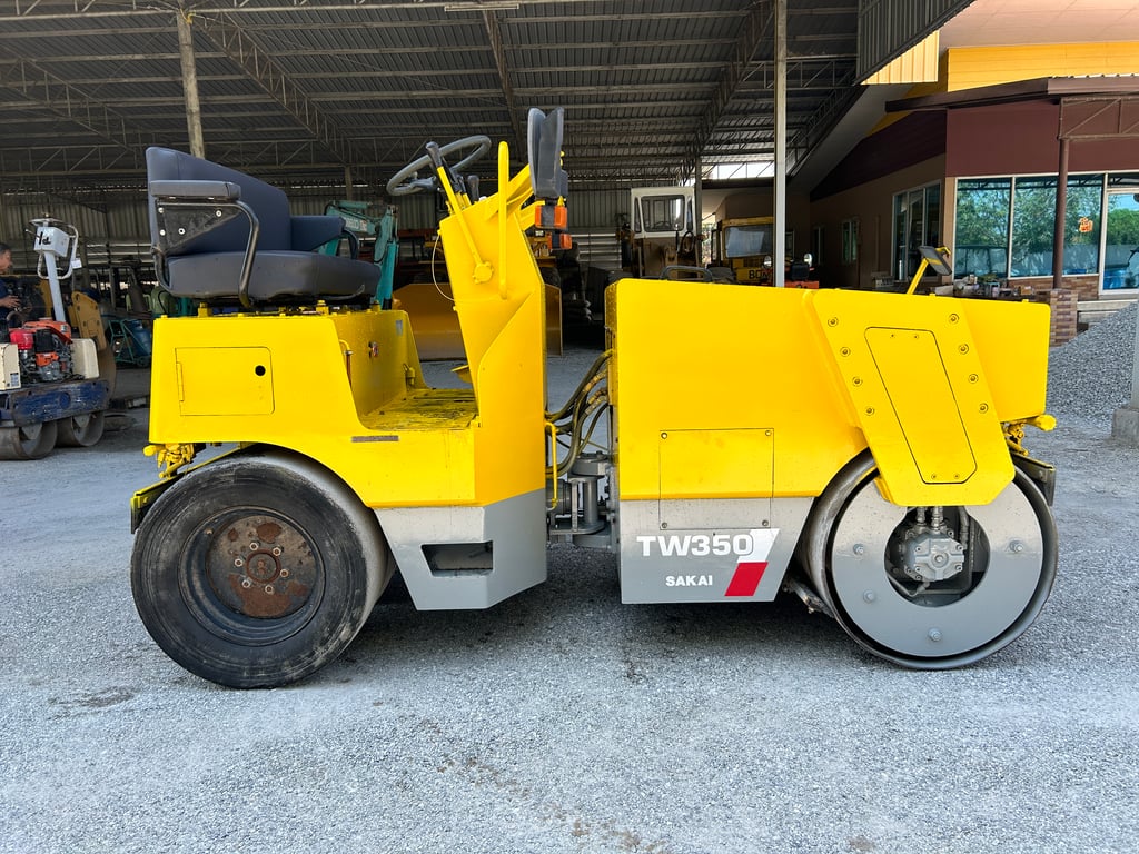 รถบด ล้อหน้าเหล็กล้อหลังยาง SAKAI TW350 ขนาด 2.5 ตัน รถเก่านอกนำเข้า ติดต่อ Line jiraroj2909 รถบด ล้อหน้าเหล็กล้อหลังยาง SAKAI TW350 ขนาด 2.5 ตัน รถเก่านอกนำเข้า ติดต่อ Line jiraroj2909