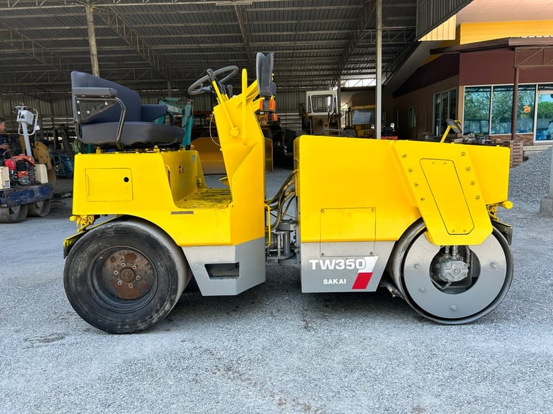 รถบด ล้อหน้าเหล็กล้อหลังยาง SAKAI  TW350 ขนาด 2.5 ตัน รถเก่านอกนำเข้า  ติดต่อ   Line  jiraroj2909