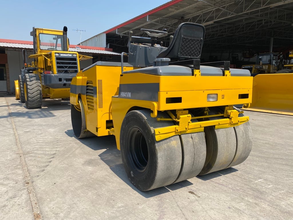 รถบดล้อหน้าเหล็กล้อหลังยาง SUMITOMO HW41VW ขนาด 4ตัน รถเก่านอกนำเข้า ติดต่อ Line jiraroj2909 รถบดล้อหน้าเหล็กล้อหลังยาง SUMITOMO HW41VW ขนาด 4ตัน รถเก่านอกนำเข้า ติดต่อ Line jiraroj2909