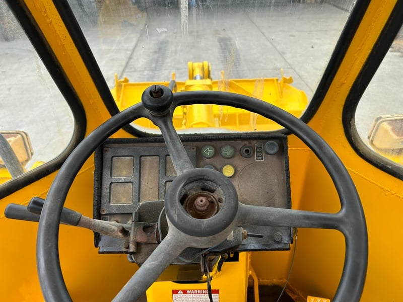 รถตักล้อยาง KOMATSU  WA180 บุ้งกี๋ 1.6 คิว ยกสูง 3.3 ม. รถเก่านอกนำเข้า ติดต่อ Line jiraroj2909