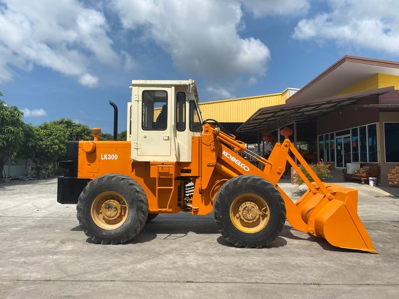 รถตักล้อยาง KOBELCO  LK300 บุ้งกี๋ 1.5 คิว  รถเก่านอกนำเข้า   ติดต่อ Line jiraroj2909