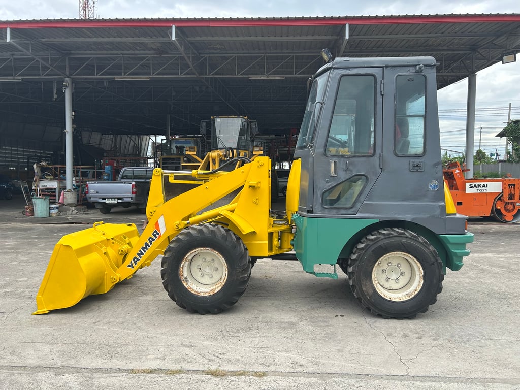 รถตักล้อยาง YANMAR V3-2 บุ้งกี๋ 0.4 คิว  รถเก่านอกนำเข้า ติดต่อ Line jiraroj2909