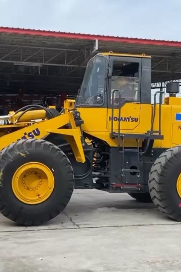 รถตักล้อยาง KOMATSU  WA380-3 บุ้งกี๋ 3 คิว ยกสูง 3.9 ม. รถเก่านอกนำเข้า ติดต่อ Line jiraroj2909