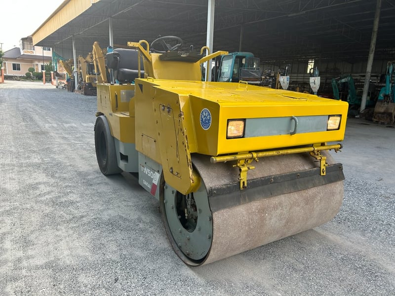 รถบดล้อหน้าเหล็กล้อหลังยาง 4 เส้น SAKAI TW500    ติดต่อ Line  jiraroj2909