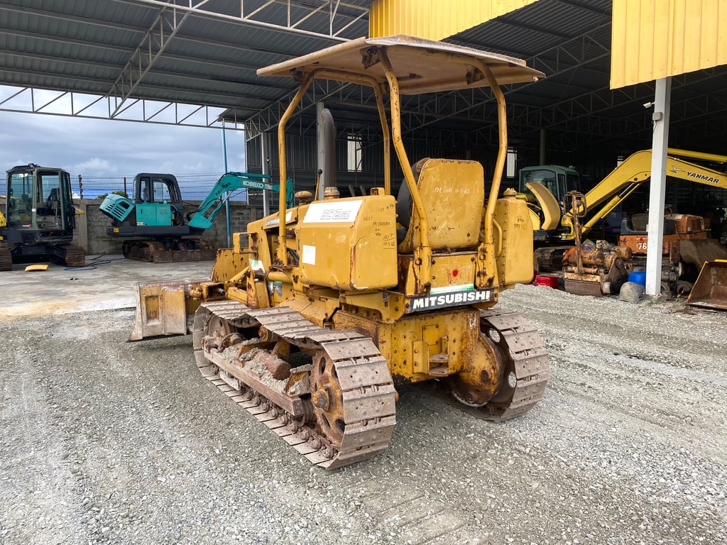 รถดันดิน รถแทรคเตอร์ MITSUBISHI BD2F ติดต่อ Line jiraroj2909 รถดันดิน รถแทรคเตอร์ MITSUBISHI BD2F ติดต่อ Line jiraroj2909