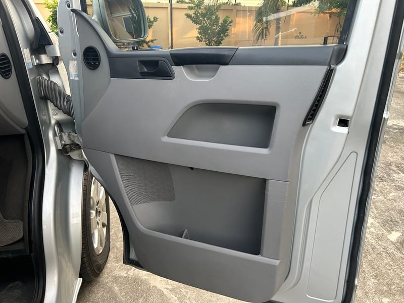 ปี 2005 รถตู้ Volkswagen Caravelle 2.5 TDi รถบ้าน เจ้าของขายเอง