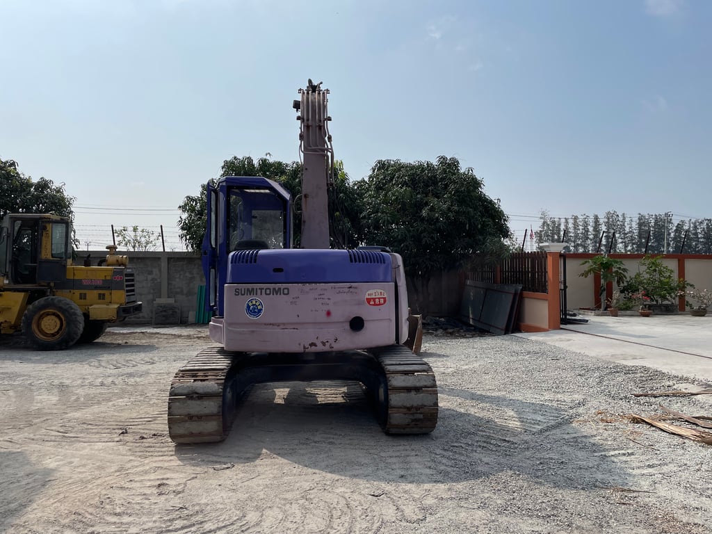 รถแบคโฮ SUMITOMO SH75U-2  ขนาด 7.5ตัน  มีหัวกระแทกและบุ้งกี๋ รถเก่านอกนำเข้า  ติดต่อ  Line jiraroj2909