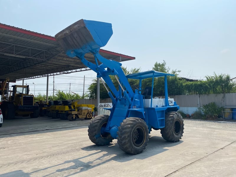 รถตักล้อยาง TCM 820 บุ้งกี๋ 0.7คิว แขนยกสูง 2.8 ม. เก่านอก ติดต่อ Line  jiraroj2909