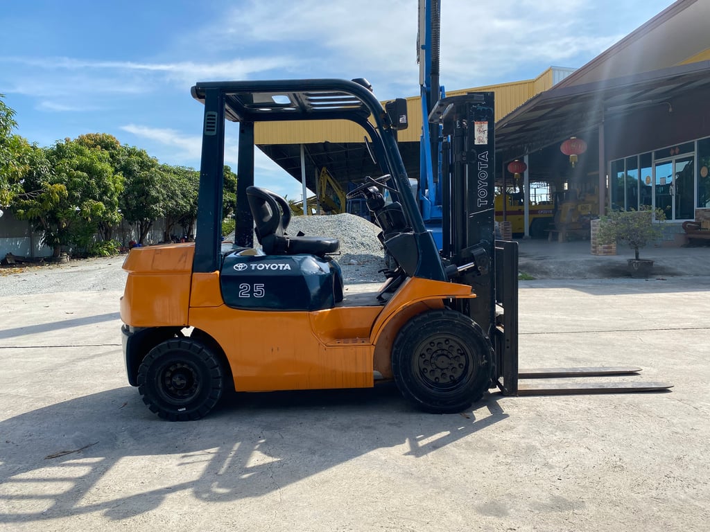 รถฟอร์คลิฟท์  TOYOTA  7FD25 ยก 2.5 ตัน เสาสูง 3 เมตร รถเก่านอก   ติดต่อ Line jiraroj2909