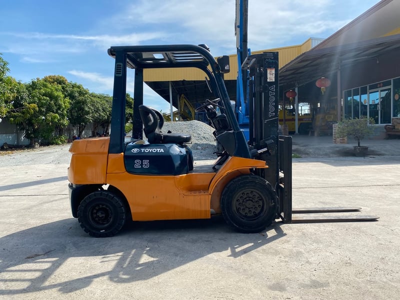 รถฟอร์คลิฟท์  TOYOTA  7FD25 ยก 2.5 ตัน เสาสูง 3 เมตร รถเก่านอก   ติดต่อ Line jiraroj2909