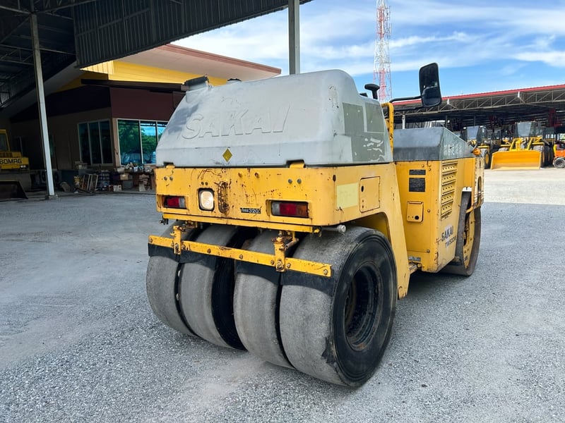 รถบดล้อหน้าเหล็กล้อหลังยาง SAKAI TW500W-1 หนัก 4 ตัน ติดต่อ Line jiraroj2909