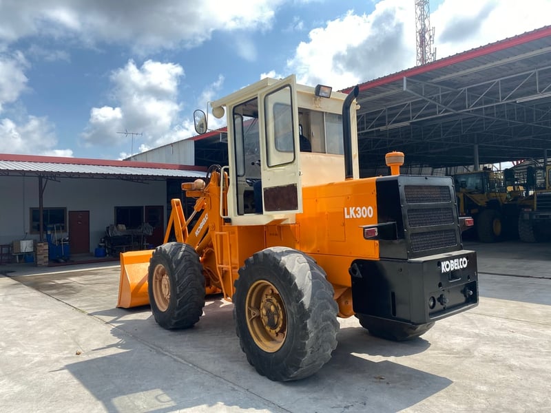 รถตักล้อยาง KOBELCO  LK300 บุ้งกี๋ 1.5 คิว  รถเก่านอกนำเข้า   ติดต่อ Line jiraroj2909