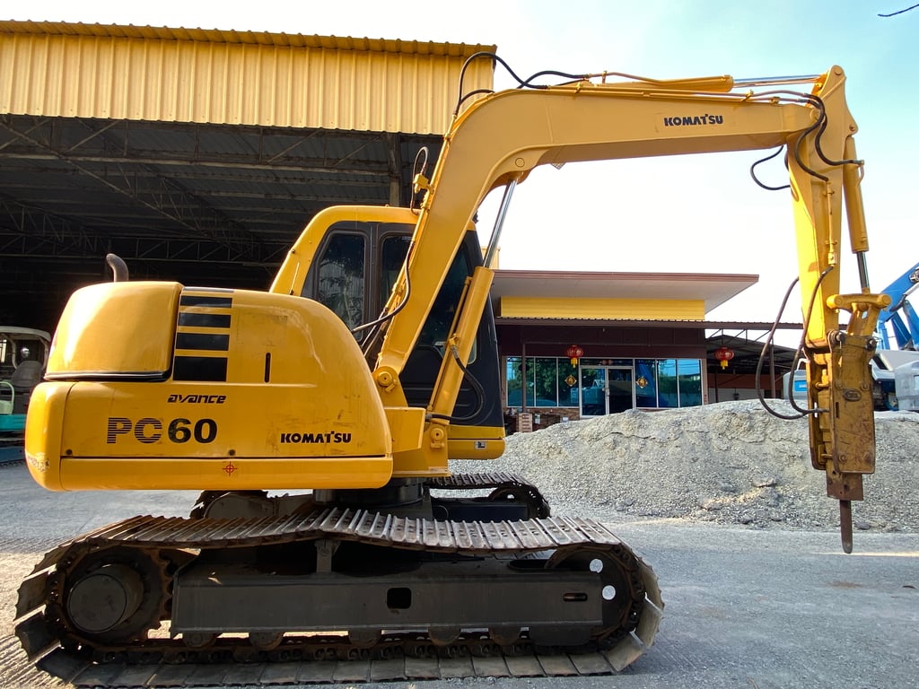รถแบคโฮ KOMATSU PC60-7 ขนาด 6ตัน มีหัวกระแทกและบุ้งกี๋ ติดต่อ Line: jiraroj2909